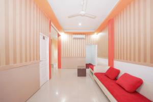 Posezení v ubytování Hotel O Juanda Near Terminal International Juanda + 17 fotografií
