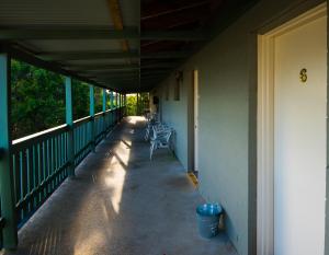 a walkway that leads to a patio area at Settlers Inn in Port Macquarie