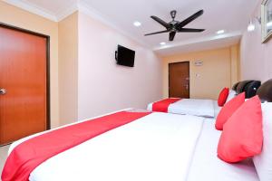 Postel nebo postele na pokoji v ubytování OYO 714 Arina Hotel