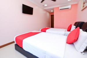 Postel nebo postele na pokoji v ubytování OYO 714 Arina Hotel
