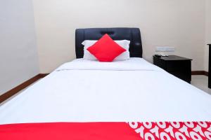 Postel nebo postele na pokoji v ubytování OYO 714 Arina Hotel