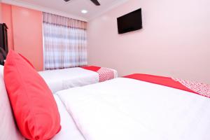 Postel nebo postele na pokoji v ubytování OYO 714 Arina Hotel