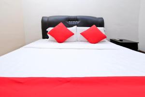 Postel nebo postele na pokoji v ubytování OYO 714 Arina Hotel