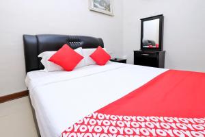 Postel nebo postele na pokoji v ubytování OYO 714 Arina Hotel