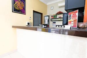 Kuchyň nebo kuchyňský kout v ubytování OYO 714 Arina Hotel