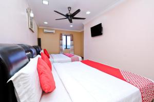 Postel nebo postele na pokoji v ubytování OYO 714 Arina Hotel