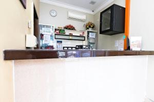 Kuchyň nebo kuchyňský kout v ubytování OYO 714 Arina Hotel