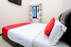 Postel nebo postele na pokoji v ubytování OYO 714 Arina Hotel