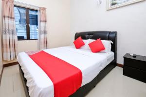 Postel nebo postele na pokoji v ubytování OYO 714 Arina Hotel
