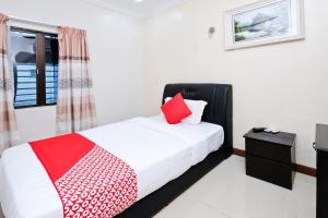 Postel nebo postele na pokoji v ubytování OYO 714 Arina Hotel