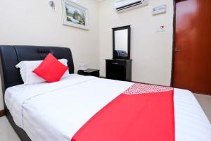Postel nebo postele na pokoji v ubytování OYO 714 Arina Hotel