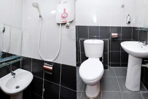 Koupelna v ubytování OYO 714 Arina Hotel