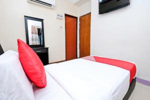 Postel nebo postele na pokoji v ubytování OYO 714 Arina Hotel