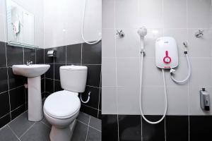 Koupelna v ubytování OYO 714 Arina Hotel