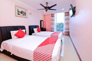Postel nebo postele na pokoji v ubytování OYO 714 Arina Hotel