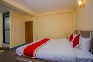 Letto o letti in una camera di OYO 297 Hotel Aayam