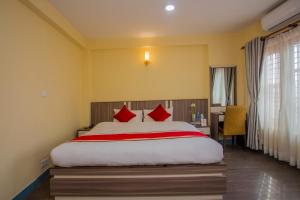 Letto o letti in una camera di OYO 297 Hotel Aayam