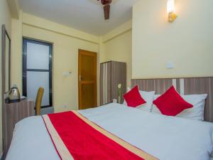 Letto o letti in una camera di OYO 297 Hotel Aayam