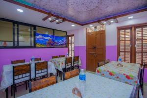 Letto o letti in una camera di OYO 297 Hotel Aayam