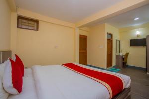 Letto o letti in una camera di OYO 297 Hotel Aayam