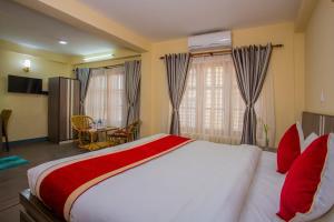 Letto o letti in una camera di OYO 297 Hotel Aayam