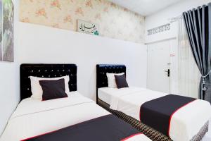 Postel nebo postele na pokoji v ubytování Hotel O Jalan Jenderal Sudirman Near Imam Bonjol Square