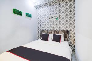 Postel nebo postele na pokoji v ubytování Hotel O Jalan Jenderal Sudirman Near Imam Bonjol Square