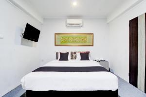 Postel nebo postele na pokoji v ubytování Hotel O Jalan Jenderal Sudirman Near Imam Bonjol Square