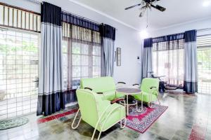 Posezení v ubytování Hotel O Jalan Jenderal Sudirman Near Imam Bonjol Square
