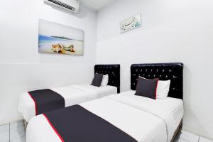 Postel nebo postele na pokoji v ubytování Hotel O Jalan Jenderal Sudirman Near Imam Bonjol Square