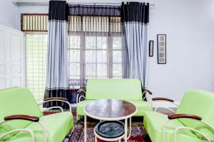 Posezení v ubytování Hotel O Jalan Jenderal Sudirman Near Imam Bonjol Square