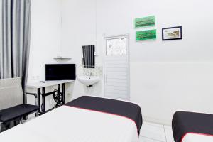 TV a/nebo společenská místnost v ubytování Hotel O Jalan Jenderal Sudirman Near Imam Bonjol Square