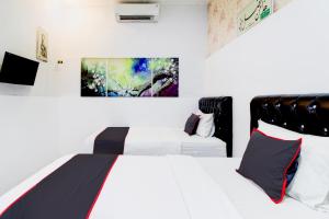 Postel nebo postele na pokoji v ubytování Hotel O Jalan Jenderal Sudirman Near Imam Bonjol Square