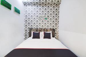 Postel nebo postele na pokoji v ubytování Hotel O Jalan Jenderal Sudirman Near Imam Bonjol Square