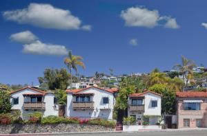 una fila de casas en una colina con palmeras en Casa Laguna Hotel & Spa, en Laguna Beach