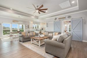 Ruang duduk di Coastal Retreat of Crystal Beach home