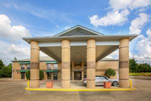un hotel con un coche aparcado frente a un edificio en OYO Hotel Texarkana Trinity AR Hwy I-30, en Texarkana
