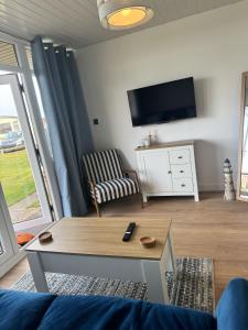 Televisyen dan/atau pusat hiburan di K44 Mablethorpe Chalet Park- Dog Friendly