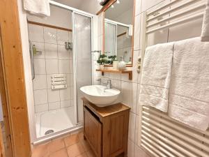 Zdjęcie z galerii obiektu SMALL & COZY 2 Bedroom City Apartment by Belle Stay w mieście Kitzbühel