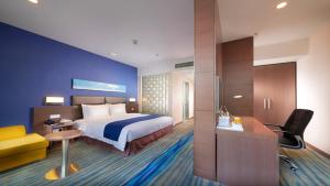 Holiday Inn Express Shenyang North Station, an IHG Hotel tesisinde bir odada yatak veya yataklar