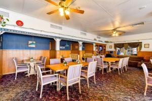 Restaurace v ubytování OYO Hotel Tyler Lindale