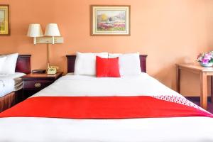 Postel nebo postele na pokoji v ubytování OYO Hotel Tyler Lindale