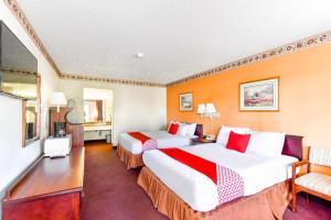 TV a/nebo společenská místnost v ubytování OYO Hotel Tyler Lindale