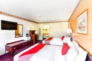 Postel nebo postele na pokoji v ubytování OYO Hotel Tyler Lindale