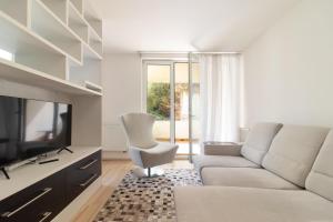 Μια τηλεόραση ή/και κέντρο ψυχαγωγίας στο Peace and Comfort Near Center with Balcony, 500MB WIFI