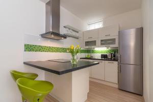 Η κουζίνα ή μικρή κουζίνα στο Peace and Comfort Near Center with Balcony, 500MB WIFI +9 φωτογραφίες