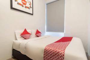 Postel nebo postele na pokoji v ubytování Hotel O Metropolitan Homestay Near Komplek Asia Megamas Medan