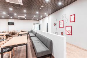 TV a/nebo společenská místnost v ubytování Super OYO Townhouse 1 Hotel Salemba + 24 fotografií