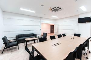 TV a/nebo společenská místnost v ubytování Super OYO Townhouse 1 Hotel Salemba