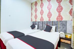 Ένα ή περισσότερα κρεβάτια σε δωμάτιο στο Hotel O Padang City Center Near Pantai Padang Formerly D'Dhave Hotel